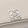 Cartera triple «Anagram» en piel de becerro con grano de Pebble Cartera triple «Anagram» en piel de becerro con grano de Pebble