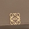 Cartera triple «Anagram» en piel de becerro con grano de Pebble Cartera triple «Anagram» en piel de becerro con grano de Pebble
