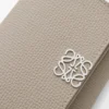 Cartera triple «Anagram» en piel de becerro con grano de Pebble Cartera triple «Anagram» en piel de becerro con grano de Pebble