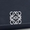 Cartera triple «Anagram» en piel de becerro con grano de Pebble Cartera triple «Anagram» en piel de becerro con grano de Pebble