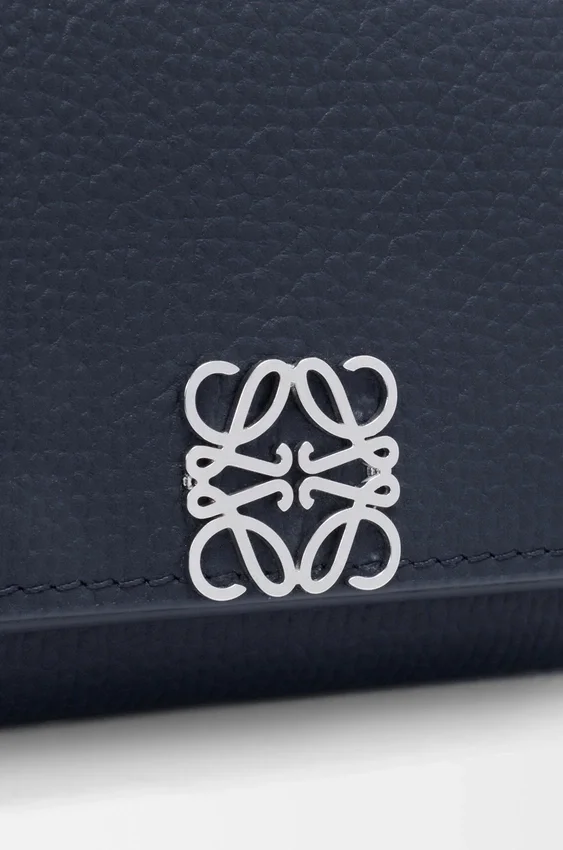 Cartera triple «Anagram» en piel de becerro con grano de Pebble Cartera triple «Anagram» en piel de becerro con grano de Pebble