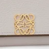 Cartera triple «Anagram» en piel de becerro con grano de Pebble Cartera triple «Anagram» en piel de becerro con grano de Pebble