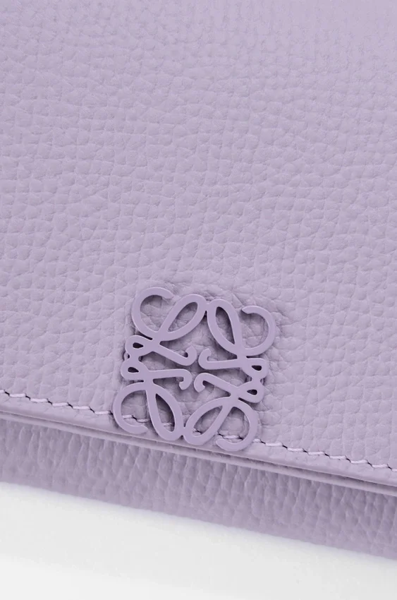 Cartera triple «Anagram» en piel de becerro con grano de Pebble Cartera triple «Anagram» en piel de becerro con grano de Pebble