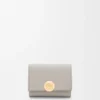 Cartera triple «Pebble» en piel de becerro napa brillante Cartera triple «Pebble» en piel de becerro napa brillante