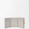 Cartera triple «Pebble» en piel de becerro napa brillante Cartera triple «Pebble» en piel de becerro napa brillante