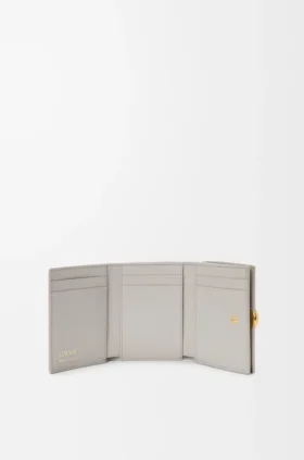 Cartera triple «Pebble» en piel de becerro napa brillante