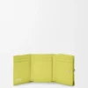 Cartera triple «Pebble» en piel de becerro napa brillante Cartera triple «Pebble» en piel de becerro napa brillante
