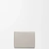 Cartera triple «Pebble» en piel de becerro napa brillante Cartera triple «Pebble» en piel de becerro napa brillante