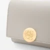 Cartera triple «Pebble» en piel de becerro napa brillante Cartera triple «Pebble» en piel de becerro napa brillante
