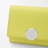 Cartera triple «Pebble» en piel de becerro napa brillante Cartera triple «Pebble» en piel de becerro napa brillante