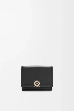 Cartera triple Puffer Anagram en piel de becerro napa brillante Cartera triple Puffer Anagram en piel de becerro napa brillante