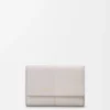 Cartera vertical pequeña en piel de becerro lisa y granulada Cartera vertical pequeña en piel de becerro lisa y granulada