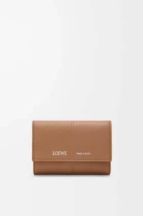 Cartera vertical pequeña en piel de becerro lisa y granulada