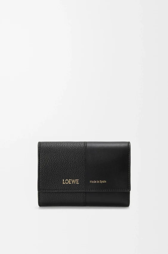 Cartera vertical pequeña en piel de becerro lisa y granulada Cartera vertical pequeña en piel de becerro lisa y granulada