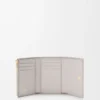 Cartera vertical pequeña en piel de becerro lisa y granulada Cartera vertical pequeña en piel de becerro lisa y granulada