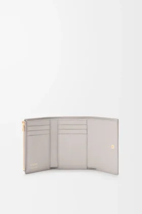 Cartera vertical pequeña en piel de becerro lisa y granulada