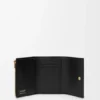 Cartera vertical pequeña en piel de becerro lisa y granulada Cartera vertical pequeña en piel de becerro lisa y granulada