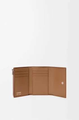 Cartera vertical pequeña en piel de becerro lisa y granulada