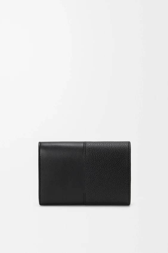Cartera vertical pequeña en piel de becerro lisa y granulada Cartera vertical pequeña en piel de becerro lisa y granulada