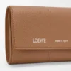 Cartera vertical pequeña en piel de becerro lisa y granulada Cartera vertical pequeña en piel de becerro lisa y granulada