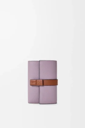 Cartera vertical pequeña en piel de becerro suave granulada