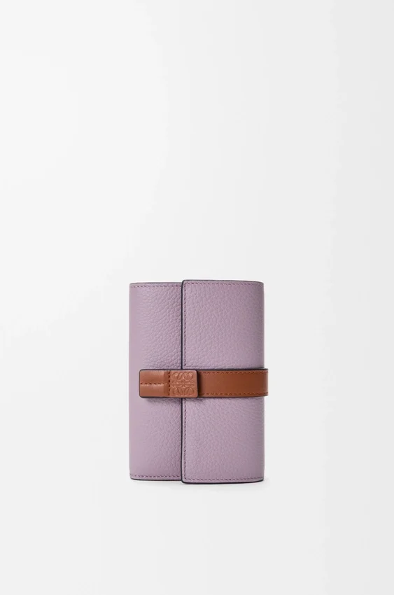Cartera vertical pequeña en piel de becerro suave granulada Cartera vertical pequeña en piel de becerro suave granulada