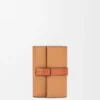 Cartera vertical pequeña en piel de becerro suave granulada Cartera vertical pequeña en piel de becerro suave granulada