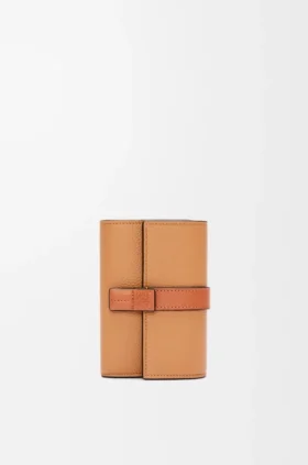 Cartera vertical pequeña en piel de becerro suave granulada