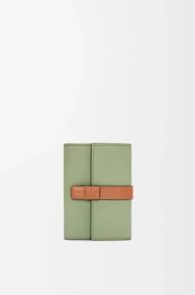 Cartera vertical pequeña en piel de becerro suave granulada