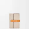 Cartera vertical pequeña en piel de becerro suave granulada Cartera vertical pequeña en piel de becerro suave granulada