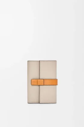 Cartera vertical pequeña en piel de becerro suave granulada