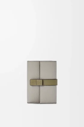 Cartera vertical pequeña en piel de becerro suave granulada