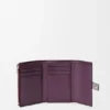 Cartera vertical pequeña en piel de becerro suave granulada Cartera vertical pequeña en piel de becerro suave granulada