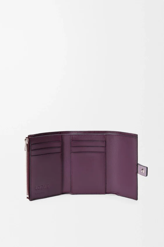 Cartera vertical pequeña en piel de becerro suave granulada Cartera vertical pequeña en piel de becerro suave granulada