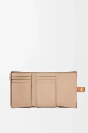 Cartera vertical pequeña en piel de becerro suave granulada