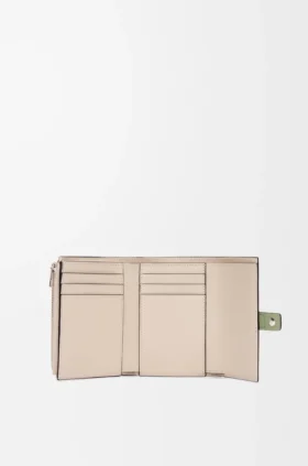 Cartera vertical pequeña en piel de becerro suave granulada