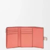 Cartera vertical pequeña en piel de becerro suave granulada Cartera vertical pequeña en piel de becerro suave granulada