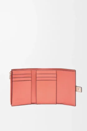 Cartera vertical pequeña en piel de becerro suave granulada