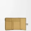 Cartera vertical pequeña en piel de becerro suave granulada Cartera vertical pequeña en piel de becerro suave granulada