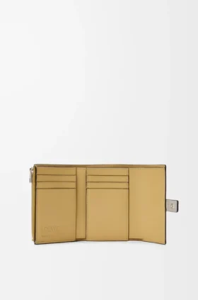 Cartera vertical pequeña en piel de becerro suave granulada