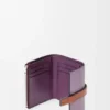 Cartera vertical pequeña en piel de becerro suave granulada Cartera vertical pequeña en piel de becerro suave granulada