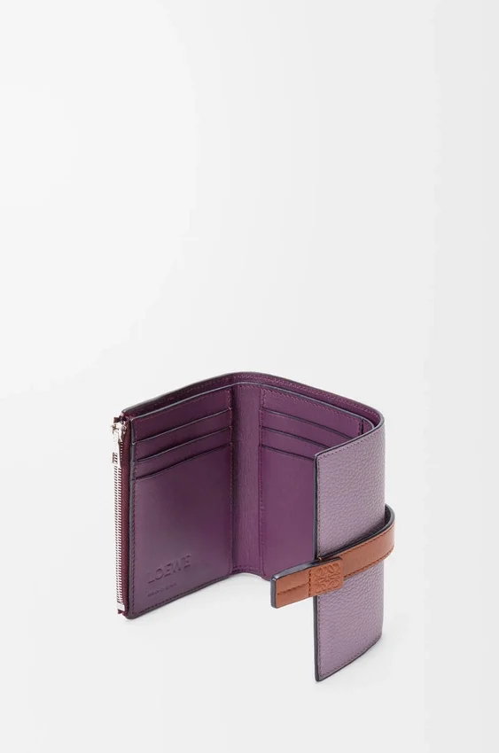 Cartera vertical pequeña en piel de becerro suave granulada Cartera vertical pequeña en piel de becerro suave granulada