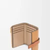 Cartera vertical pequeña en piel de becerro suave granulada Cartera vertical pequeña en piel de becerro suave granulada