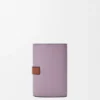 Cartera vertical pequeña en piel de becerro suave granulada Cartera vertical pequeña en piel de becerro suave granulada
