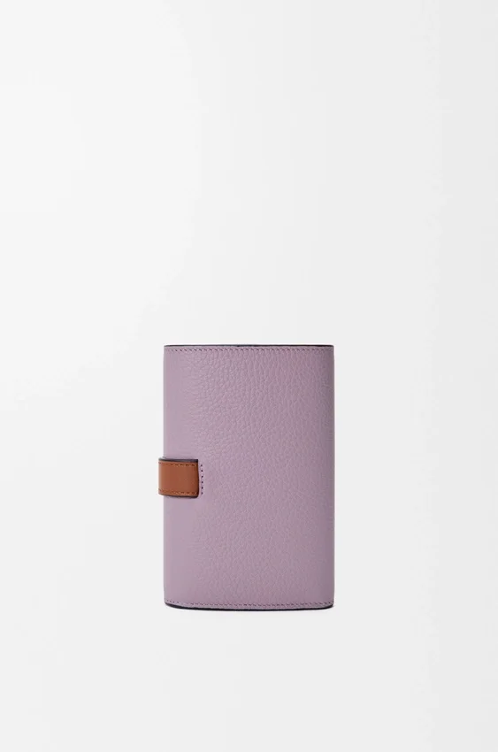 Cartera vertical pequeña en piel de becerro suave granulada Cartera vertical pequeña en piel de becerro suave granulada