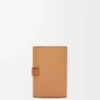 Cartera vertical pequeña en piel de becerro suave granulada Cartera vertical pequeña en piel de becerro suave granulada