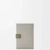Cartera vertical pequeña en piel de becerro suave granulada Cartera vertical pequeña en piel de becerro suave granulada