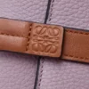 Cartera vertical pequeña en piel de becerro suave granulada Cartera vertical pequeña en piel de becerro suave granulada