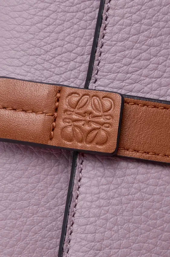 Cartera vertical pequeña en piel de becerro suave granulada Cartera vertical pequeña en piel de becerro suave granulada