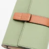 Cartera vertical pequeña en piel de becerro suave granulada Cartera vertical pequeña en piel de becerro suave granulada